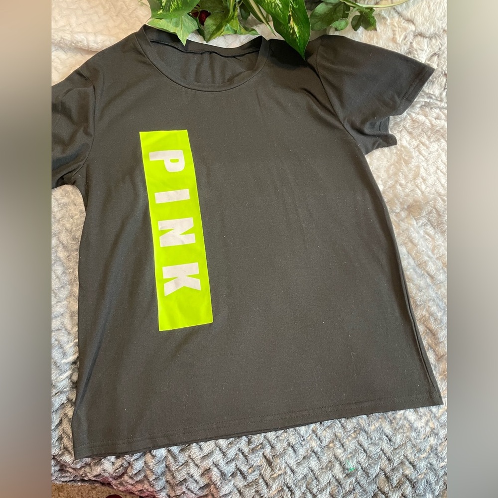 VICTORIA SECRET T-Shirt“PINK” black short sleeves neon green front logo EUC SZ L